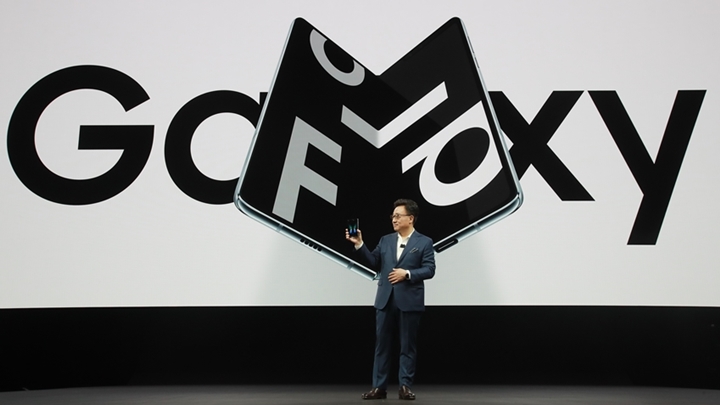 ▲ 삼성전자 IM부문장 고동진 사장이 참석자들에게 ‘갤럭시 폴드’를 무대에서 직접 공개했다.