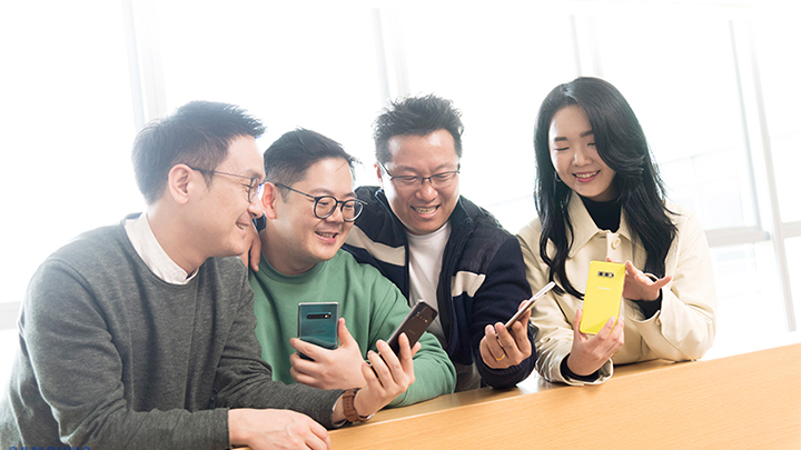 ▲ 갤럭시 S10 시리즈의 디자인을 담당한 삼성전자 무선사업부 디자인팀 신영미, 김동균, 최두영, 장승호 씨(왼쪽부터)