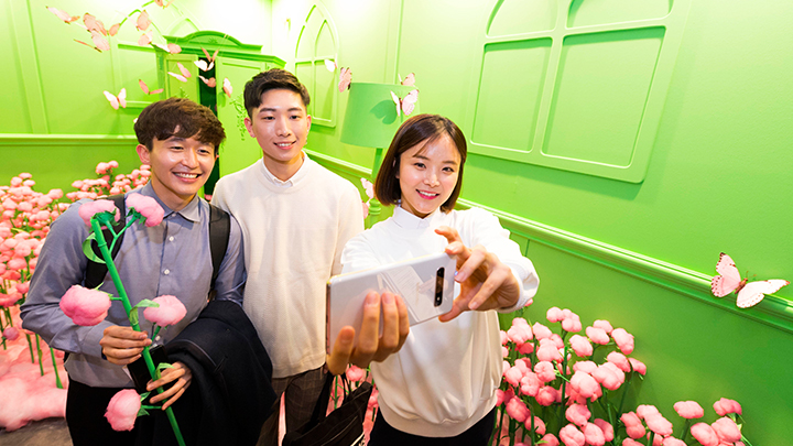 포토존에서 사진 찍고 있는 박정훈 씨 와 친구