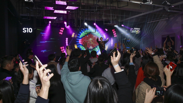 지난 3월 2일 광주 동구 커볶에서 진행된 ‘갤럭시 팬 파티’ 현장에서 파티 총괄 디렉팅을 맡은 아티스트 지코(ZICO)가 갤럭시 팬들과 함께 공연을 펼치고 있는 모습