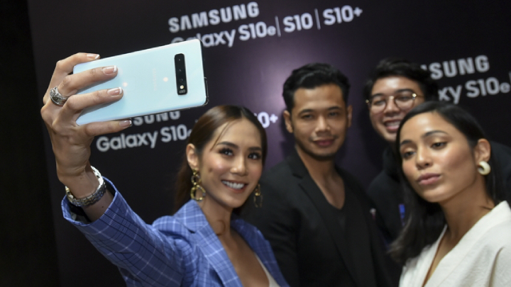 3월 1일(현지시간) 말레이시아 겐팅 하이랜즈의 대형 쇼핑몰 스카이 애비뉴(Sky Avenue)에서 미디어, 소비자 등 300여 명을 대상으로 진행된 ‘갤럭시 S10’ 출시 행사에서 참석자들이 제품을 체험하고 있다.