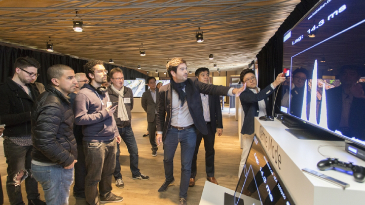 삼성전자가 2019년형 QLED TV를 출시하며 7일 유럽을 필두로 4월말까지 전 세계 주요 지역에서 ‘글로벌 테크 세미나’를 개최한다. 삼성전자 직원이 2019년형 QLED TV의 핵심 기술에 대해 설명하고 있다.