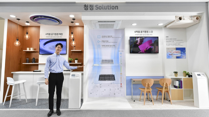 삼성전자 모델이 ‘청정 솔루션’ 존에서 국내 최대 157.4㎡까지 청정 가능한 4Way 카세트를 소개하고 있다.