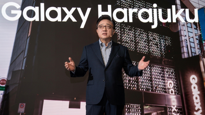 삼성전자 IM부문장 고동진 사장이 12일 일본 도쿄에서 열린 ‘갤럭시 하라주쿠’ 개관식에 참석해 인사말을 하고 있다.