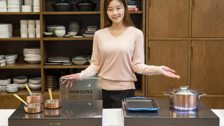 삼성전자가 12일 서울 중구에 위치한 샘표 우리맛 공간에서 2019년형 삼성 전기레인지 인덕션 쇼케이스 행사를 개최하고, 삼성만의 차별화된 기술과 더 완벽한 조리를 위한 다양한 기능을 소개했다. 삼성전자 모델이 2019년형 셰프컬렉션 전기레인지 인덕션 제품을 소개하고 있다.