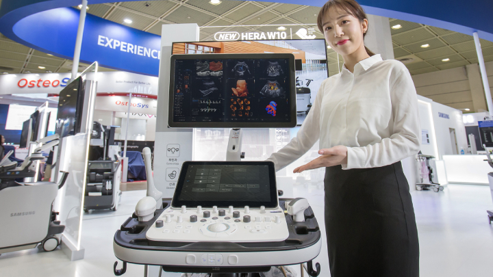 삼성전자 모델이 프리미엄 초음파 진단기기 플랫폼 신제품 ‘HERA W10’을 선보이고 있다.