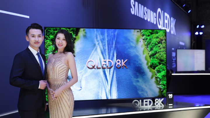 삼성전자 모델들이 2019년형 QLED 8K를 선보이고 있다.