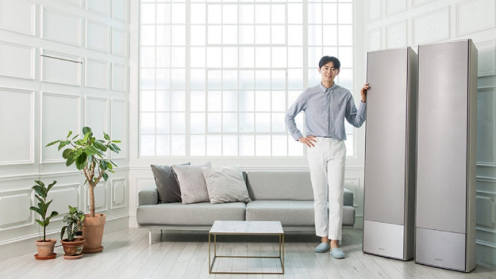 삼성전자가 2019년형 ‘무풍에어컨’ 갤러리 라인업에 ‘캔버스 그레이’ 색상을 신규로 도입하며 소비자 선택의 폭을 넓힌다. ‘캔버스 그레이’는 화이트·그레이 등 밝고 심플한 인테리어를 선호하는 소비자 취향에 맞춘 색상이다. 삼성 무풍에어컨 캔버스 그레이 제품의 하단 패널은 메탈과 다크메탈 2종으로 제공돼 구매 시 소비자가 원하는 옵션을 직접 선택할 수 있다. 출고가는 벽걸이형 제품과 함께 구성된 홈멀티 세트 기준 400만원~420만원이다.