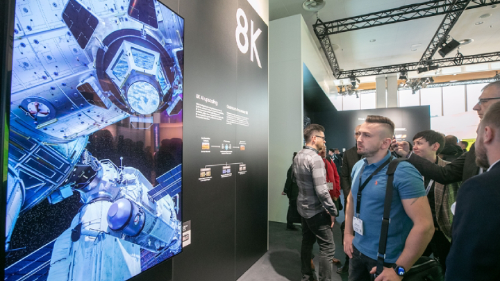 삼성전자가 지난 2월 네덜란드 암스테르담에서 열리는 유럽 최대 디스플레이 전시회 ‘ISE 2019’에 참가해 8K 사이니지 등 상업용 디스플레이 신제품을 대거 공개했다. 전시회 관람객들이 삼성전자의 8K 해상도 상업용 디스플레이 신제품을 감상하고 있다.