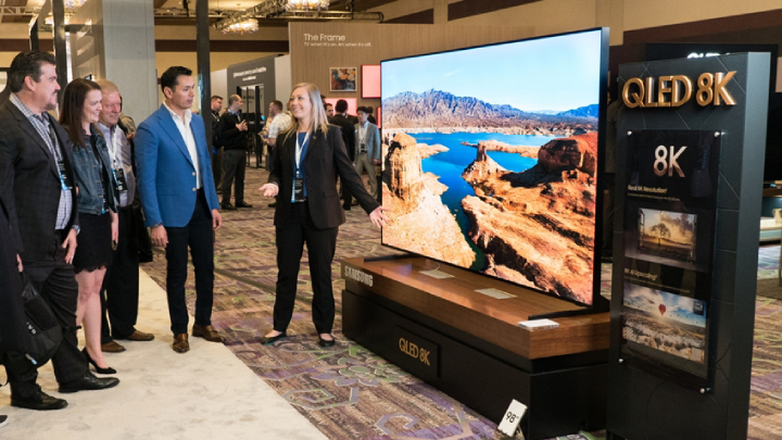 삼성전자 직원이 미국 주요 거래선들에게 삼성 QLED 8K를 소개하고 있다.