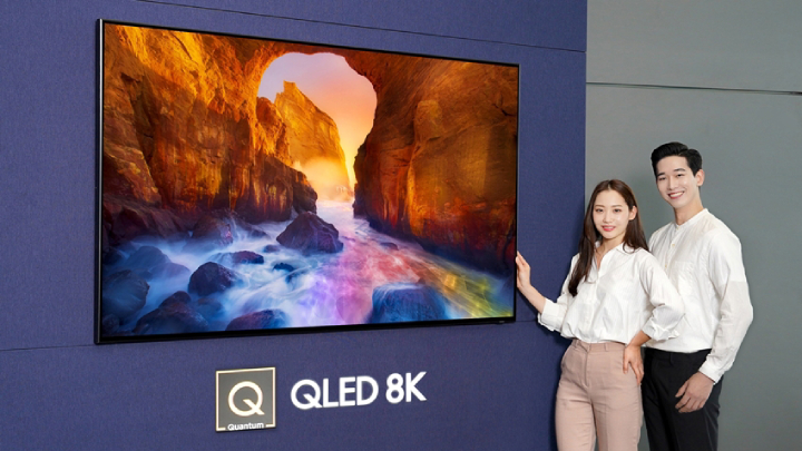 삼성전자 모델들이 삼성 디지털프라자 삼성대치점에서 화질에서 스마트 기능까지 완전히 새로워진 2019년형 ‘QLED TV’를 소개하고 있다.