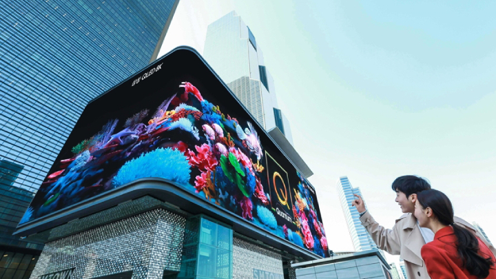 삼성전자가 2019년형 ‘QLED 8K’ TV 출시를 기념해 25일부터 코엑스 일대 옥외광고 자유표시구역의 ‘케이팝 스퀘어’와 ‘현대백화점 무역센터점’에 독창적 디지털 사이니지 광고를 해 주목 받고 있다.