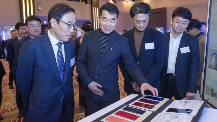 28일 서울 양재동 더케이호텔에서 열린 ‘2019 상생협력데이’에서 휴대폰 케이스 협력사 ‘인탑스’의 이형민 상무가 김기남 삼성전자 대표이사 부회장에게 갤럭시 스마트폰에 적용된 신소재에 대해 설명하고 있다.