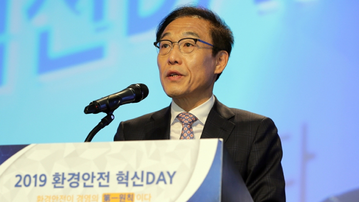 29일 삼성전자 화성캠퍼스 부품연구동(DSR)에서 열린 ‘2019 환경안전 혁신Day’에서 삼성전자 대표이사 김기남 부회장이 개회사를 하고 있다.