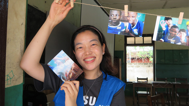 해외봉사에서 만난 아이들의 사진을 들고 있는 홍자경씨