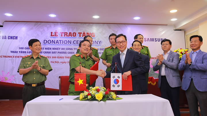 베트남 소방청 부청장 쩐 쭝 타잉(Tran Trung Thanh)(왼쪽) 씨와 삼성전자 베트남복합단지장 최주호 부사장(오른쪽)이 악수를 하고 있다.