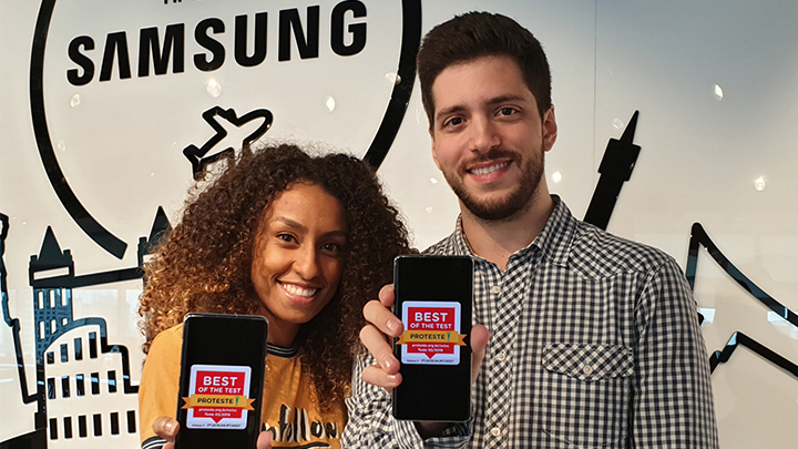 갤럭시 S10 들고 있는 사람