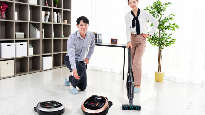 삼성전자가 2일 한국형 주거 환경에 최적화된 로봇청소기 ‘파워봇’과 핸디 겸용 스틱 청소기 ‘파워스틱’ 신제품을 출시했다. ‘파워봇’과 ‘파워스틱’ 신제품에는 정전기 발생을 줄여 주는 은사(銀絲)가 포함된 융 소재의 ‘소프트 마루 브러시’가 기본 탑재돼 마루가 많은 한국 주거환경에서 최고의 청소효율을 낸다. ‘파워봇’은 골드·실버 색상의 2가지 모델로 출시되며, 출고가 기준 84만9천원~89만9천원이다. ‘파워스틱’은 메탈블랙 색상 1종으로 출고가 기준 39만9천원이다.