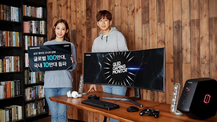 삼성전자 모델들이 8일 국내 출시하는 듀얼 QHD 게이밍 모니터 ‘CRG9’을 소개하고 있다.