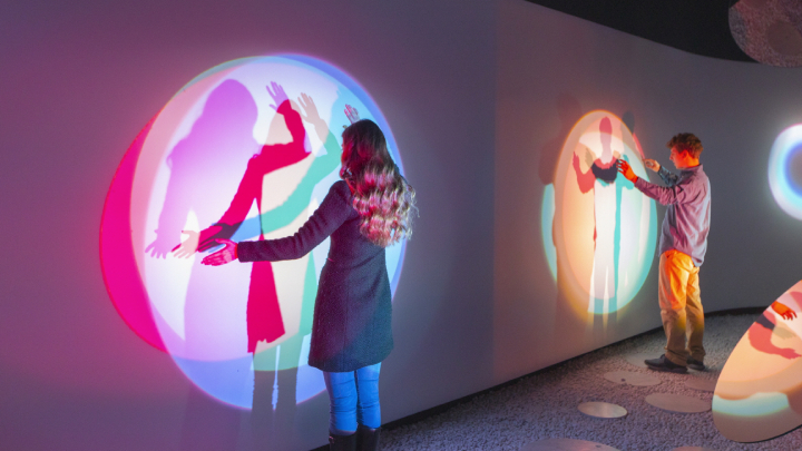 삼성전자는 디자인 철학을 재조명한 ‘공명(Resonance)’을 주제로 체혐형 전시장을 마련했다. 관람객들의 호흡·소리·움직임과 같은 일상적인 행동이 작품의 형태를 변화시키는 경험을 하고 있다.