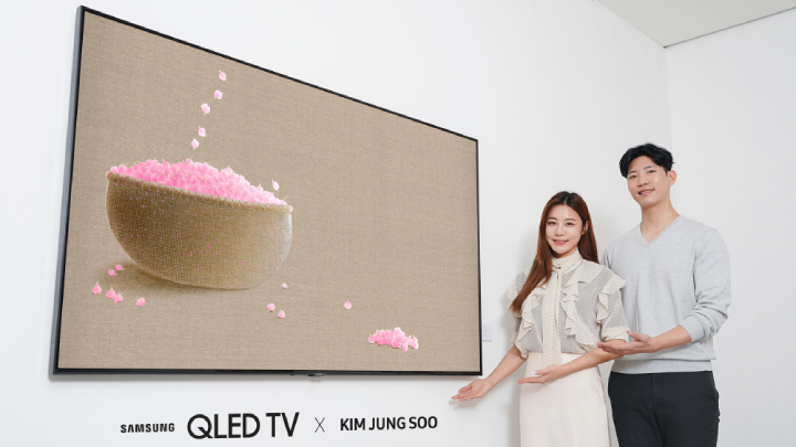 삼성전자 모델들이 삼성 ‘QLED’에 전시된 ‘진달래-축복’ 미디어 아트를 소개하고 있다.