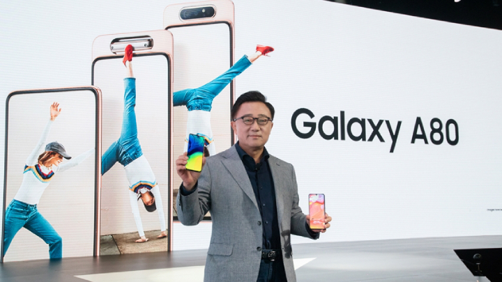 삼성전자 IM부문장 고동진 사장이 4월 10일(현지시간) 태국 방콕에서 진행된 ‘A 갤럭시 이벤트’에서 갤럭시 최초로 로테이팅 카메라를 탑재한 ‘갤럭시 A80’을 소개하는 모습