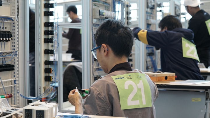 10일 한국기술교육대학교에서 열린 제 12회 ‘삼성국제기능경기대회’에서 4개 전자 계열사 국내외 임직원들이 전기제어시스템제작 직종 경기과제를 수행하고 있다.