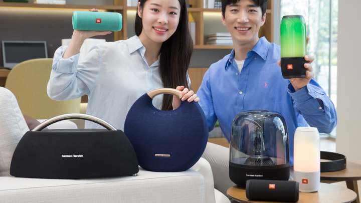 삼성전자가 2016년에 인수한 하만이 글로벌 무선 스피커 시장에서 4년 연속으로 1위를 달성했다. 시장조사기관 퓨처소스 컨설팅에 따르면 하만은 지난 해 무선 스피커 시장에서 수량 기준 35.7%의 점유율을 기록했다. 전세계에 팔린 무선 스피커 3대 중 1대가 하만 오디오 브랜드인 셈이다. 하만은 60년 이상 축적한 음향 기술과 혁신적인 디자인을 접목한 제품으로 무선 스피커 시장 성장을 주도하고 있다. 전 세계 소비자들로부터 사랑 받고 있는 대표적인 제품으로는 ▲ 라이트쇼와 360 사운드를 동시에 즐길수 있는 JBL‘펄스3’ ▲진공관 디자인이 독특한 하만카돈 ‘오라 스튜디오2(AURA STUDIO 2)’ ▲유니크한 디자인과 휴대성을 고루 갖춘 ‘오닉스 스튜디오 5(ONYX STUDIO 5)’ 등이 있다.