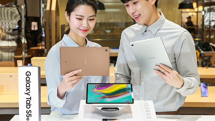 ‘갤럭시 탭 S5e’를 체험하고 있는 모습