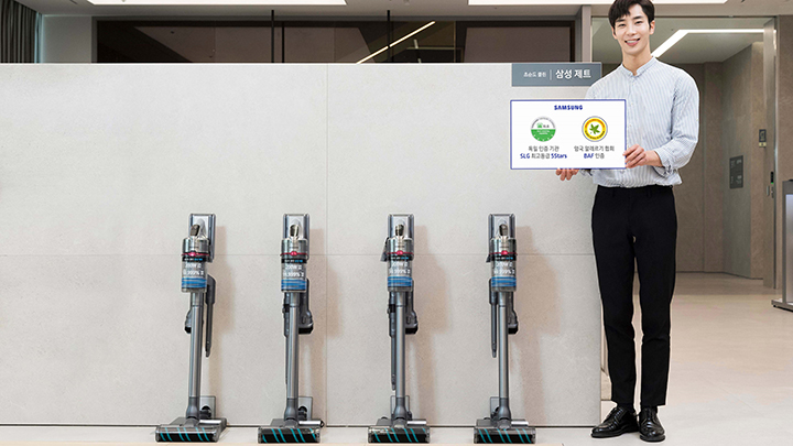 삼성전자 모델이 삼성전자의 프리미엄 무선 청소기 ‘삼성 제트’를 소개하고 있다. ‘삼성 제트’는 미세먼지와 알레르기 유발 물질 배출 차단 성능과 인체공학적 디자인 등 소비자의 건강을 배려한 차별화된 기술로 좋은 평가를 받고 있다.