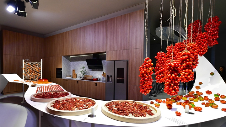 ‘점심의 방(Day Room)’은 한낮의 주방에 비치는 따스한 빛을 ‘토마토’의 색감으로 표현했다.