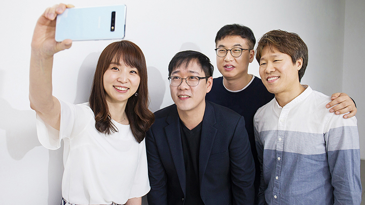 ▲ 갤럭시 S10 카메라 기능의 기획•개발을 담당한 삼성전자 무선사업부 이서영, 김순용, 백수곤, 송원석 씨(왼쪽부터)