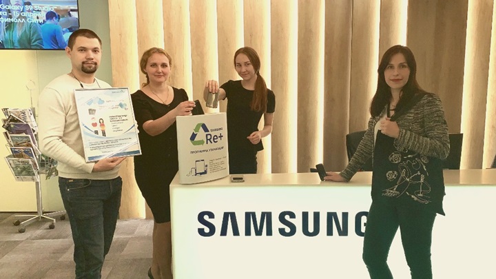 러시아(아래) 삼성전자에서 임직원들 대상으로 폐휴대폰 수거 캠페인을 진행하고 있다.