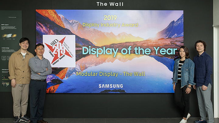 삼성전자의 마이크로 LED 기반 모듈러 디스플레이 ‘더 월(The Wall)’이 SID(Society for Information Display, 국제정보디스플레이학회)로부터 ‘올해 최고의 디스플레이’로 뽑혔다. 제품의 상품기획·개발·마케팅에 참여한 삼성전자 직원들이 경기도 수원시에 위치한 삼성전자 디지털시티에서 ‘더 월’을 소개하고 있다.