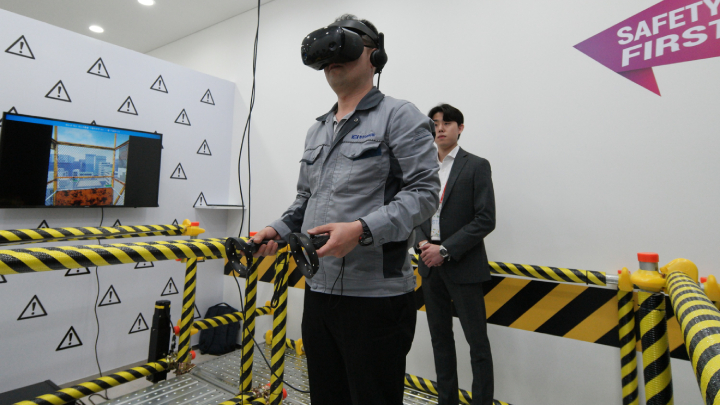 10일 진행된 ‘삼성전자 DS부문 협력사 환경안전 아카데미’ 개관식에 참석한 협력사 직원이 VR(가상현실) 프로그램을 체험해보고 있다.