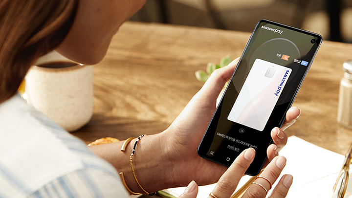 갤럭시 S10으로 삼성 페이를 사용하는 모습