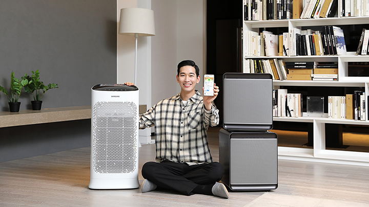 삼성전자는 최근 각 가정에서 방마다 공기청정기를 놓고 사용하는 트렌드를 고려해 실내 공기질 통합 관리 서비스인 ‘스마트싱스 에어(SmartThings Air)’를 새롭게 출시했다고 14일 밝혔다. 이 서비스는 안방·거실·아이방 등 각 공간에 설치된 공기청정기의 센서로 측정된 실내 공기 오염도와 실외 공기질·예측 정보까지 조합해 실시간으로 실내외 공기질 상태를 한눈에 확인할 수 있도록 해 주며, 상황별로 최적의 공기질 관리법을 추천해 준다. ‘스마트싱스 에어’는 스마트폰에 스마트싱스 앱을 설치하고 와이파이를 지원하는 삼성 공기청정기 모델과 연동하면 간편하게 이용할 수 있다. 삼성전자 모델이 실내 공기질 통합 관리 서비스 ‘스마트싱스 에어’를 소개하고 있다.