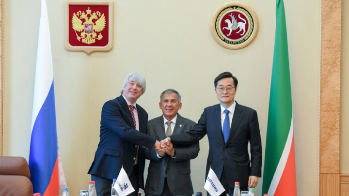 카잔 국제기능올림픽 대회 후원 체결식(왼쪽부터 사이먼 바틀리 국제기능올림픽위원회 회장, 루스탐 민니하노브 타타르스탄자치공화국 대통령, 장동섭 삼성기능올림픽 사무국장)