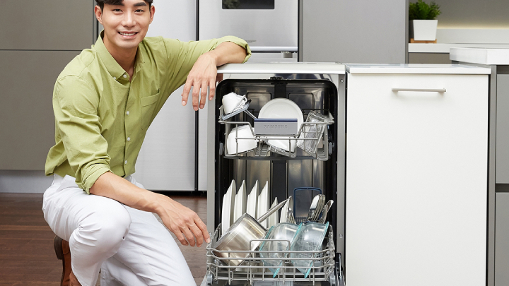 삼성전자가 13일 한국형 식기세척기 신모델 2종을 출시한다. 이 제품은 오목한 밥그릇과 국그릇 등 한국형 식기를 넉넉하게 넣어 세척할 수 있도록 설계된 ‘한국형 바스켓’이 적용됐으며, 좁은 공간에도 쉽게 설치할 수 있도록 450mm의 슬림한 디자인을 구현했다. 8인용 단일 용량에 싱크대나 부엌 가구와 일체감 있게 설치할 수 있는 ‘빌트인’, 공간 제약 없이 독립적으로 설치할 수 있는 ‘프리스탠딩’의 2개 모델로 출시되며, 출고가는 69만원이다. 좌측 회색 제품이 프리스탠딩, 우측 흰색 제품이 빌트인 모델.