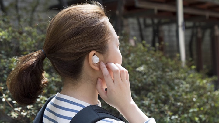 갤럭시 버즈를 실제 착용한 모습