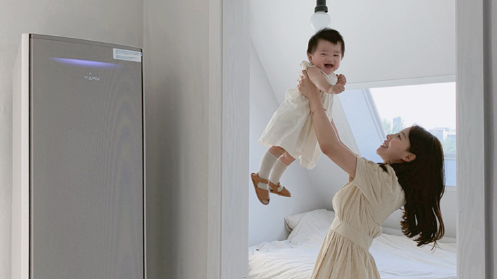 뷰티 브랜드디렉터인 이은주 씨는 무풍 갤러리 앞에서 딸과 함께 찍은 사진