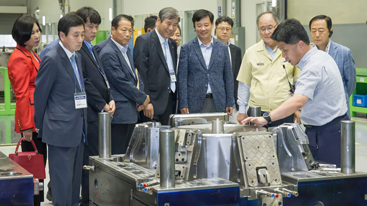 스마트공장 구축지원 사업에 참여한 중소기업 대표들이 삼성전자 광주사업장 그린시티 내 스마트공장인 '정밀금형개발센터'를 둘러보고 있다.