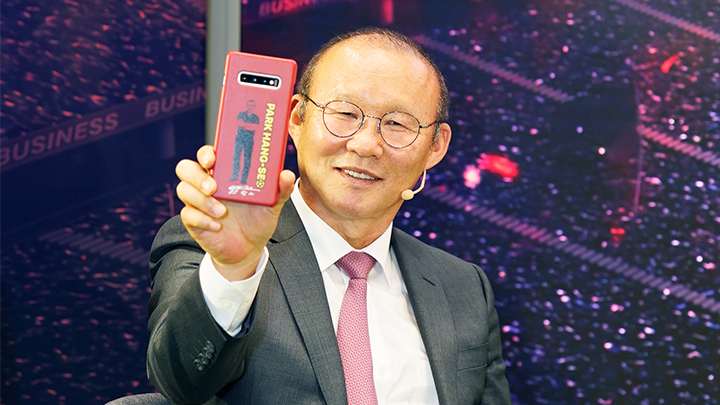 ▲ 베트남 축구대표팀 박항서 감독이 '갤럭시 S10+ 박항서 에디션'을 소개하고 있다.