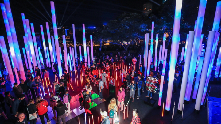 호주 시드니에서 열리고 있는 ‘시드니 비비드’에 오픈한 ‘삼성 일렉트릭 플레이 그라운드’에서 소비자들이 ‘갤럭시 S10 5G’ 등 삼성전자의 다양한 최신 제품을 체험하고 있는 모습