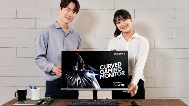 삼성전자 모델이 27형 크기에 240헤르츠(Hertz) 주사율을 지원하며, 엔비디아(NVIDIA)사의 지싱크와 호환되는(G-Sync Comptatible) 커브드 게이밍 모니터 CRG5를 소개하고 있다. 이 모니터는 초당 240장의 화면을 매끄럽게 출력할 수 있어 찰나의 순간에 승부가 결정되는 1인칭 슈팅 게임이나 레이싱 게임 등에 적합하다. ‘지싱크’는 엔비디아 그래픽 카드와 호환 모니터를 기반으로 구현되는 기술로 화면 전환이 빠른 게임에서도 화면이 끊기거나 잘리는 현상을 최소화해주기 때문에 게이밍 모니터 구매 시 지싱크의 호환 여부가 중요한 구매 요인으로 꼽힌다. 이 제품은 올해 하반기에 출시될 예정이며, 가격은 미정이다.