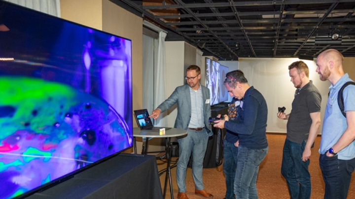 디스플레이 업계 전문가들이 현지시간 11일 미국 뉴욕 맨해튼에서 열린 ‘8K 디스플레이 서밋’에서 삼성 QLED 8K TV로 8K 화질을 체험하고 있다.