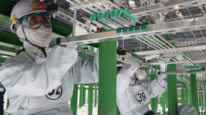 삼성전자가 지원하는 ‘반도체 정밀 배관 기술 아카데미’에서 교육생들이 실무 교육을 받고 있다.