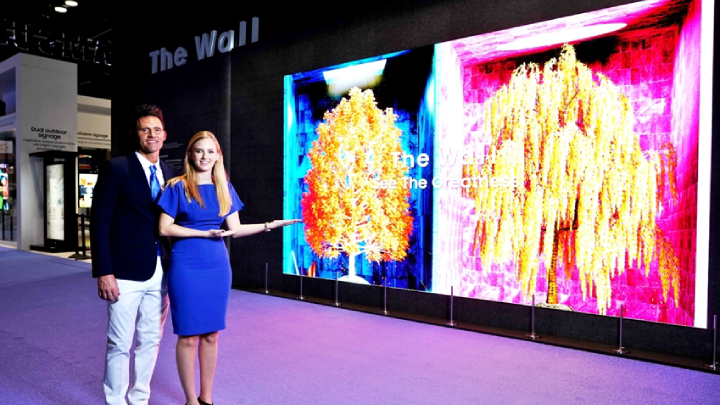 삼성전자 모델이 현지시간 12일 미국 올랜도에서 열리는 세계 최대 규모의 전문 AV(AudioVisual) 전시회 ‘인포콤 2019 (Infocomm 2019)’에서 ‘더 월 럭셔리’ 219형 제품을 소개하고 있다.