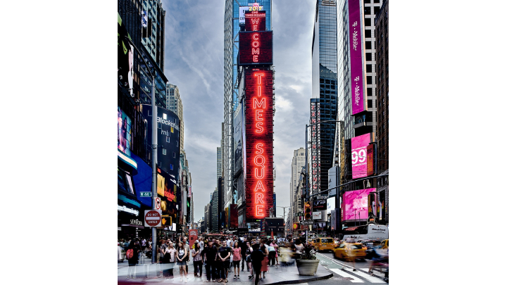 사진 가운데 ‘WELCOME TO TIMES SQUARE’ 라는 문구를 표시하고 있는 전광판이 이번에 교체 공급된 삼성 LED 사이니지 제품이다. 총 4개의 스크린으로 구성되며 면적은 약 1,081㎡에 달한다.