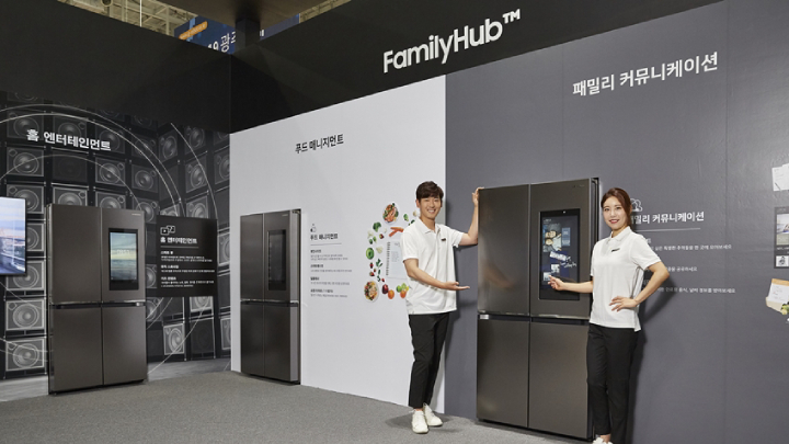 삼성전자 모델이 20일부터 22일까지 광주광역시 김대중컨벤션센터에서 개최되는 ‘2019 광주국제 IoT·로봇박람회’에서 삼성전자 홈 IoT·AI 체험형 전시 부스를 소개하고 있다.